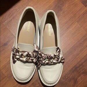 Shoe Dazzle White and Brown Flats with Classic Design